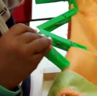 Incluir elementos de estimulación sensorial y manipulativos en el aula.