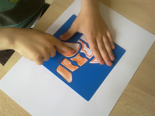 Pintar con plantilla y ceras blandas