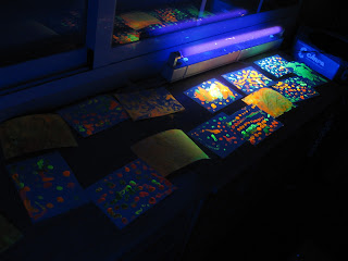 Experiencia fluorescente y mesa de luz